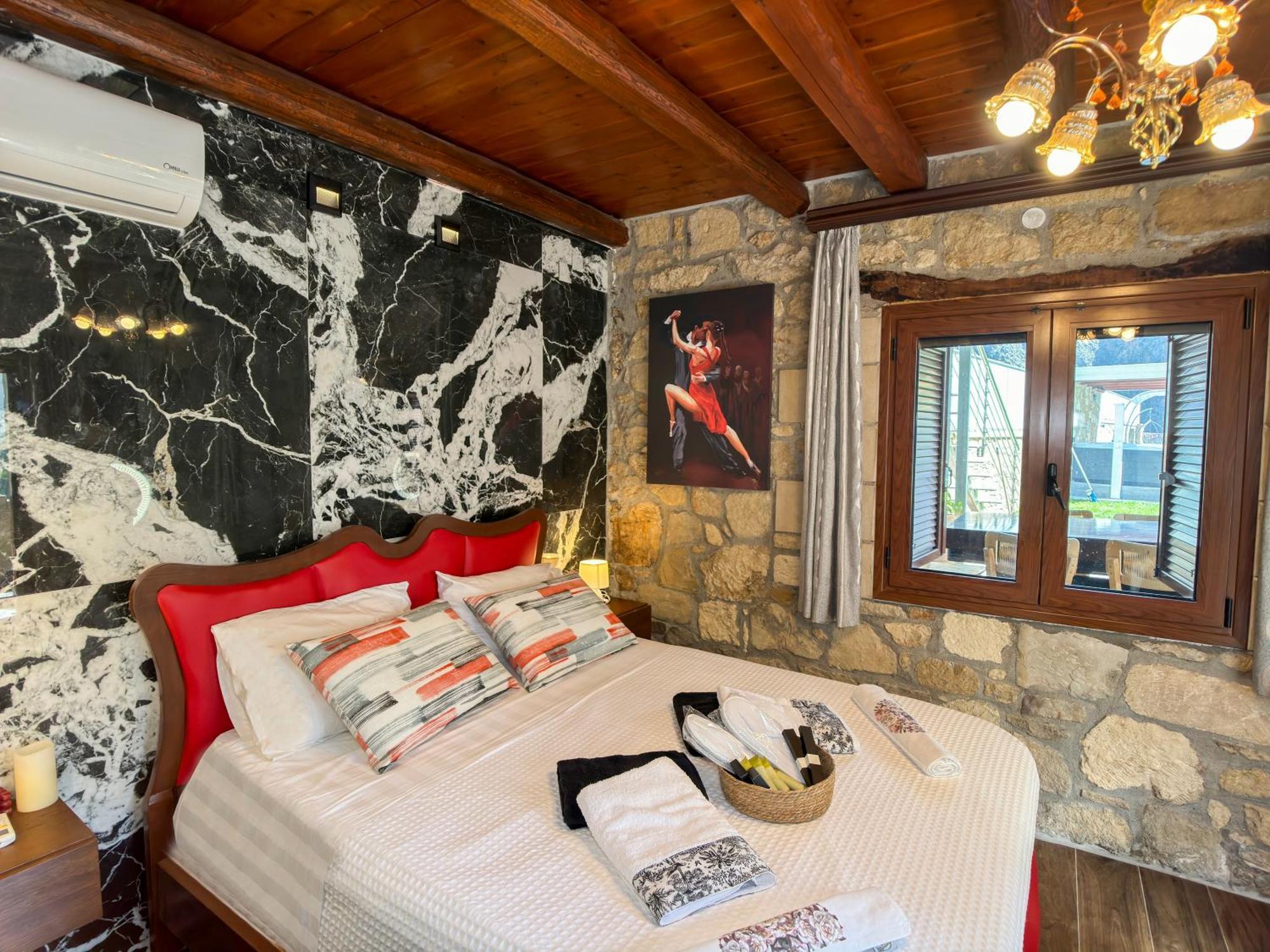 Heated Private Ozone Salt Pool, Jacuzzi, Cinema Inside & Outside, Ping Pong, Billiard, Ps5, Playground, Giant Chess, Giant Monopoly, Table Football, 3X Surround Sound - Villa Rokka Luxe Kíssamos Екстериор снимка