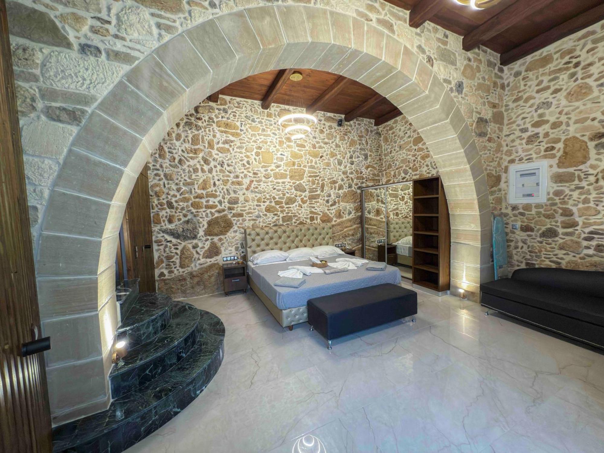 Heated Private Ozone Salt Pool, Jacuzzi, Cinema Inside & Outside, Ping Pong, Billiard, Ps5, Playground, Giant Chess, Giant Monopoly, Table Football, 3X Surround Sound - Villa Rokka Luxe Kíssamos Екстериор снимка