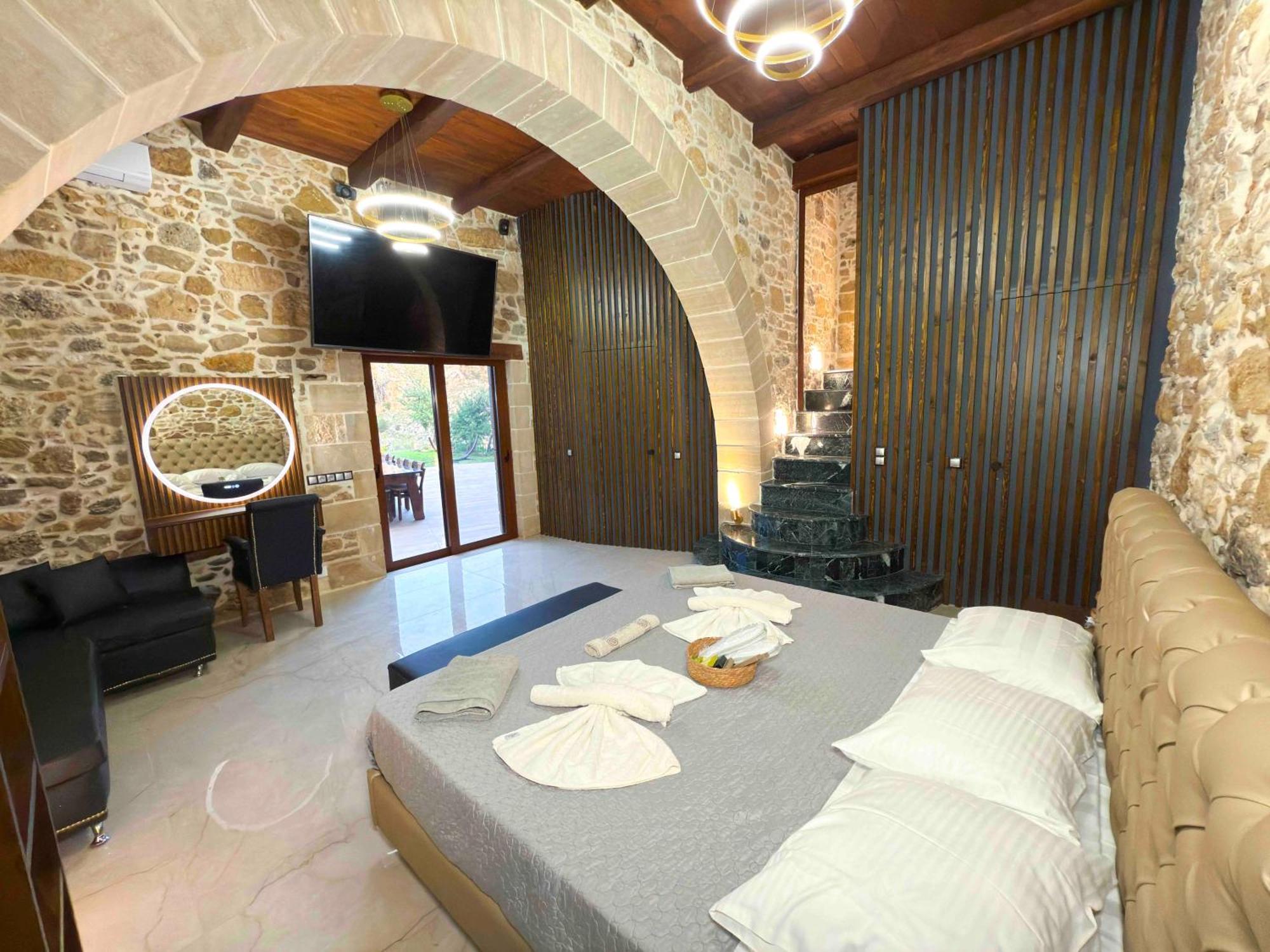 Heated Private Ozone Salt Pool, Jacuzzi, Cinema Inside & Outside, Ping Pong, Billiard, Ps5, Playground, Giant Chess, Giant Monopoly, Table Football, 3X Surround Sound - Villa Rokka Luxe Kíssamos Екстериор снимка